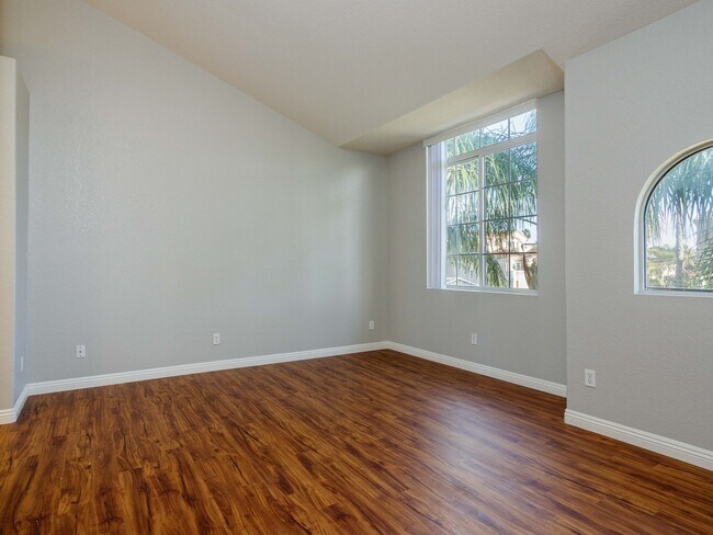 Building Photo - TOTALLY REMODELED, BLOCKS TO THE BEACH!