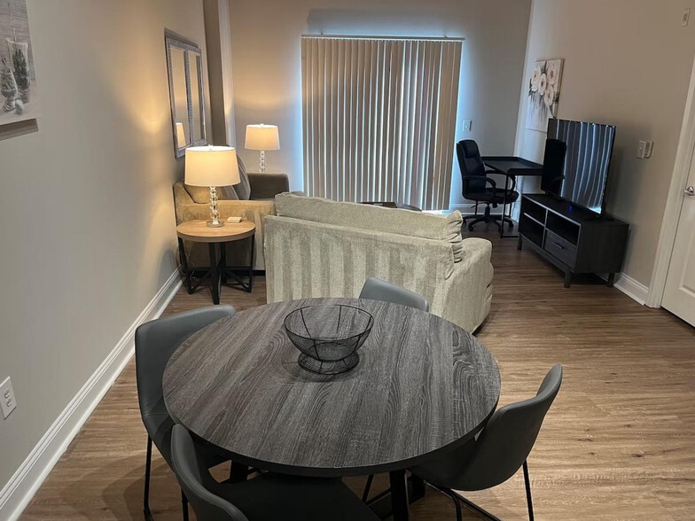 Building Photo - 3920 Sharon Rd