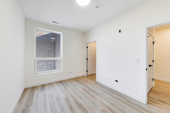 Building Photo - 1950 W Lawrence Ave