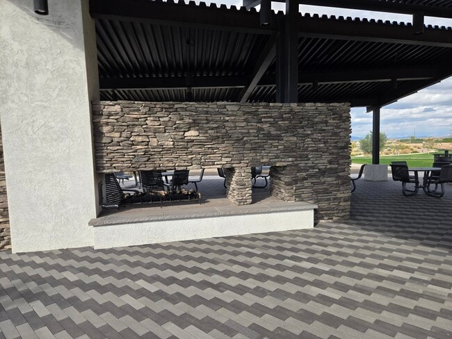 Building Photo - 713 W Longwood Dr