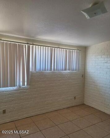 Building Photo - 425 E Delano St