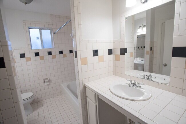 Building Photo - 2416 S 5th St