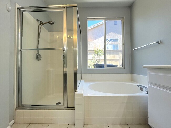 Building Photo - 3 bed, 2 bath located in Corona, CA!