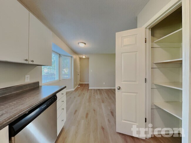 Building Photo - 1004 Spruce Dr