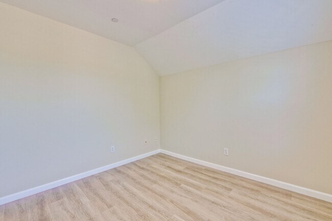 Building Photo - Awesome Home Located in a Quiet Tree Line Neighborhood