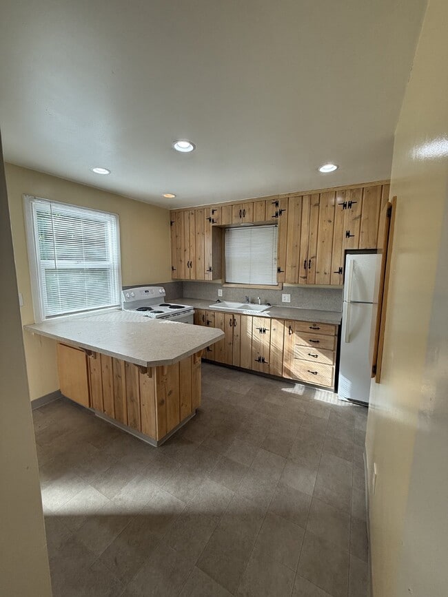 Building Photo - Discover Urban Living at Its Best: Spacious 2-Bedroom Retreat in the Heart of Portland!