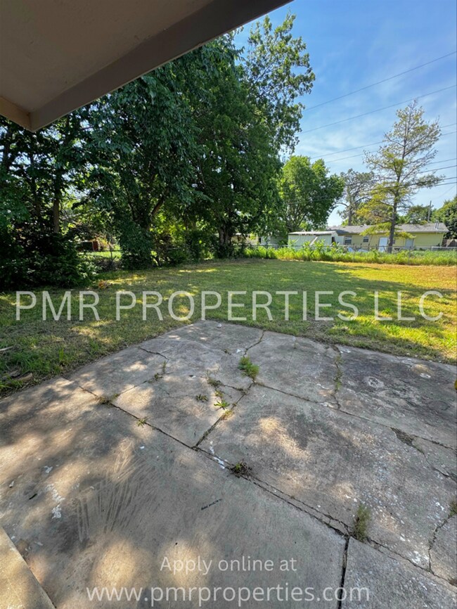 Building Photo - 3 Bed 2 Bath - House