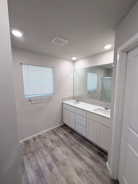 Building Photo - 9452 N Chestnut Ct