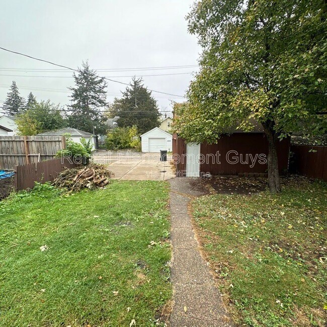 Building Photo - 3955 N Girard Ave