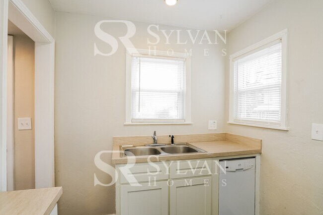 Building Photo - Lovely 3BR 1.5BA home