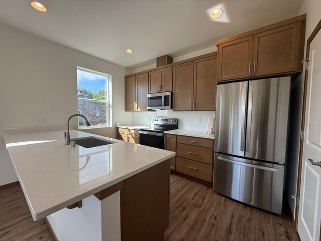 Building Photo - 3Bd/2.5Ba Everett Condo