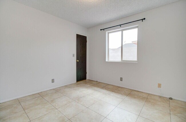 Building Photo - 154 E Juniper St