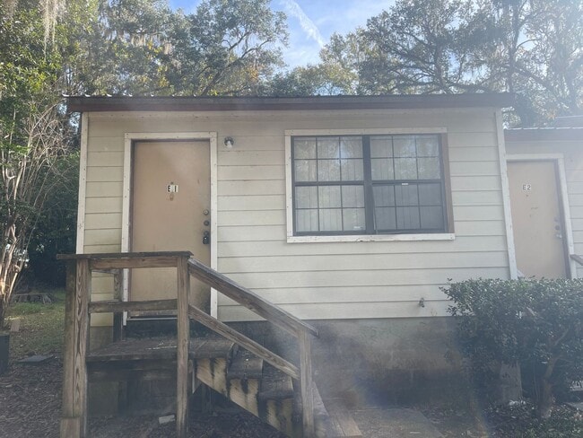 Building Photo - Newly renovated 1 bed 1 bath Townhouse