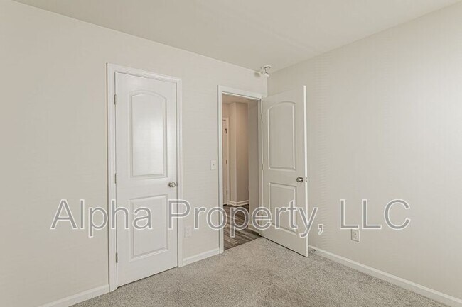 Building Photo - 304 Long Grove Ln