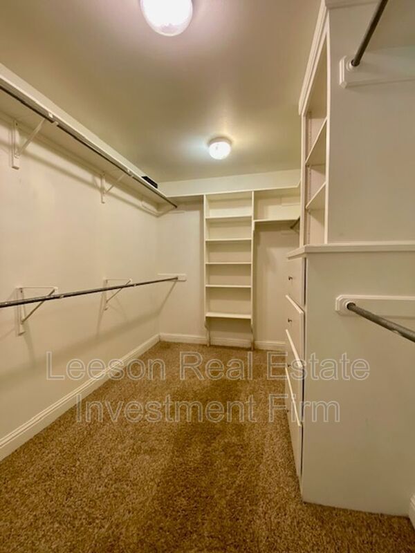 Building Photo - 703 Fox Den