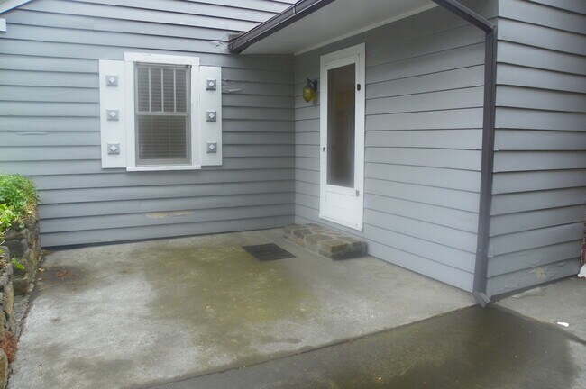 Building Photo - PETS CONSIDERED! Located in Bend's HISTORIC District, Walk to Drake Park! A/C, All Appliances, Ha...
