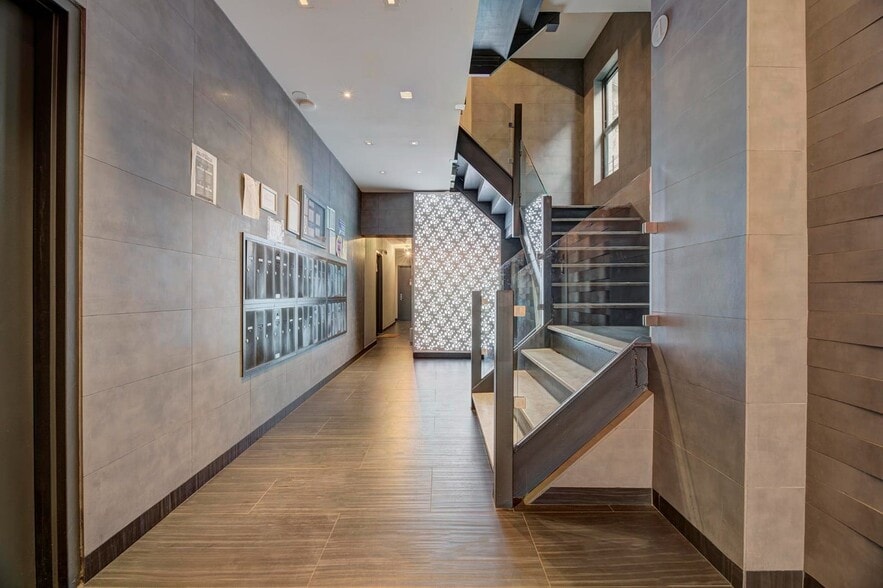 Building Photo - 410 E 13th St