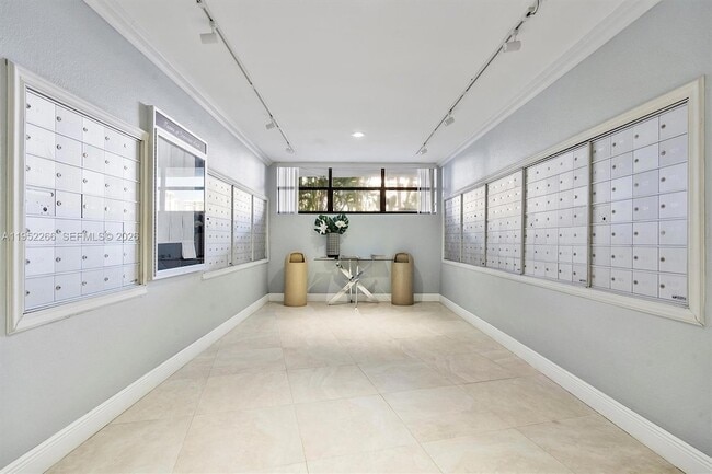 Building Photo - 600 Parkview Dr