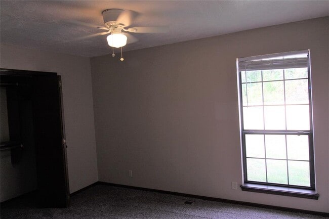 Building Photo - 225 Skylark Ct
