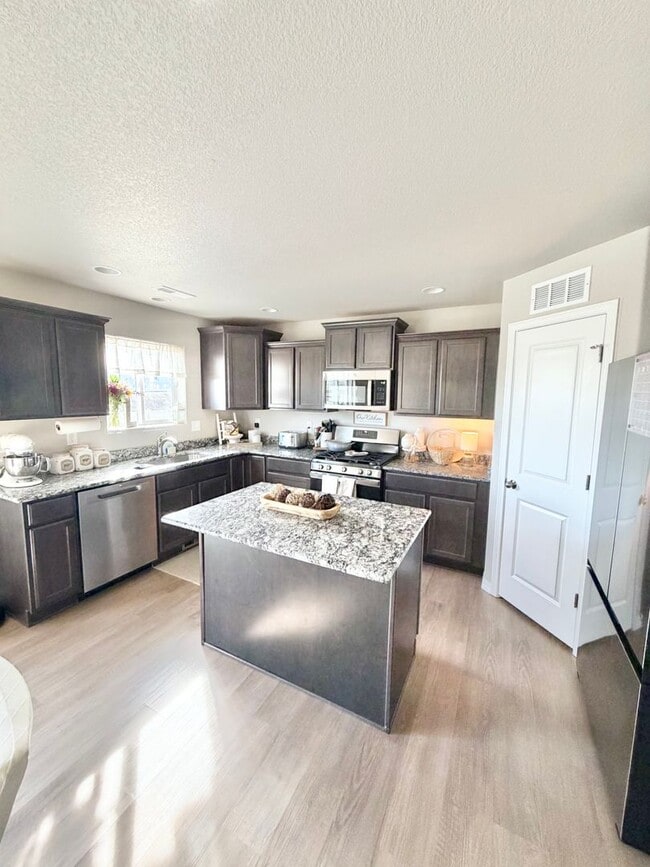 Building Photo - Like New Home for Rent on Truscott!