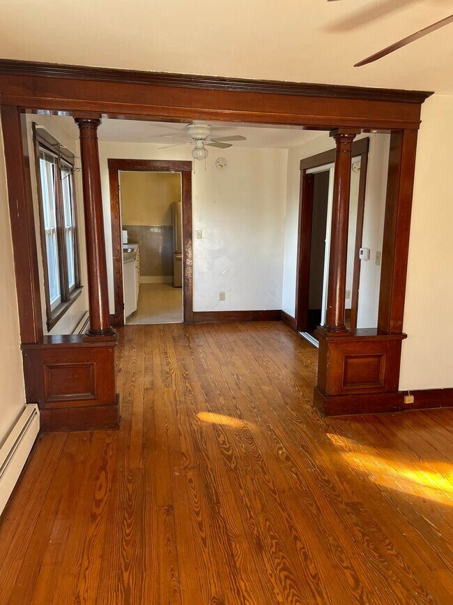 Building Photo - 2BR/1BA, WD Hookups, Parking!