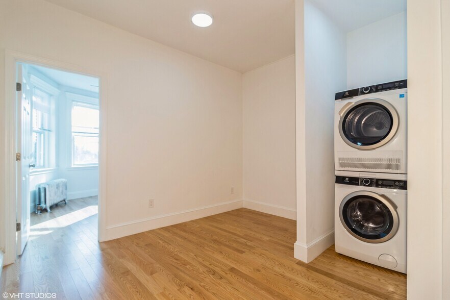 Building Photo - 125 Park Dr