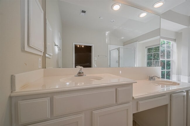 Building Photo - 8814 Fairbloom Ln