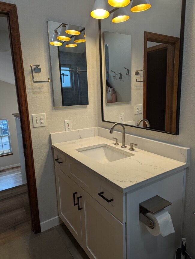 Building Photo - Fully Updated Littleton Home with Mountain...