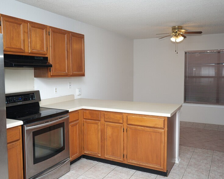 Building Photo - 8011 Sunshine Trail Dr