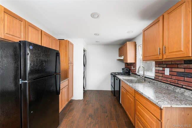 Building Photo - 74 Lakeshore Dr E