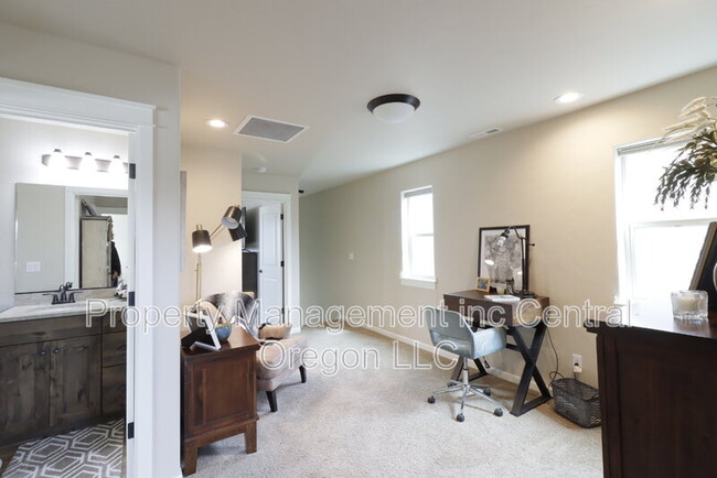 Building Photo - 2860 Yew Park Ln