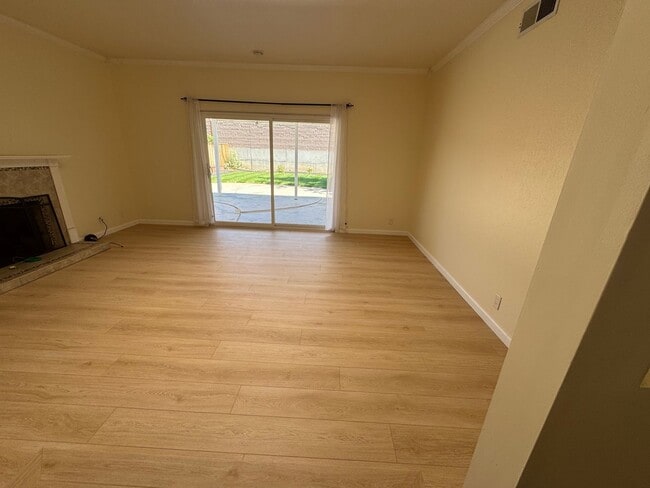 Building Photo - Remodeled 5 bedroom single level house - n...