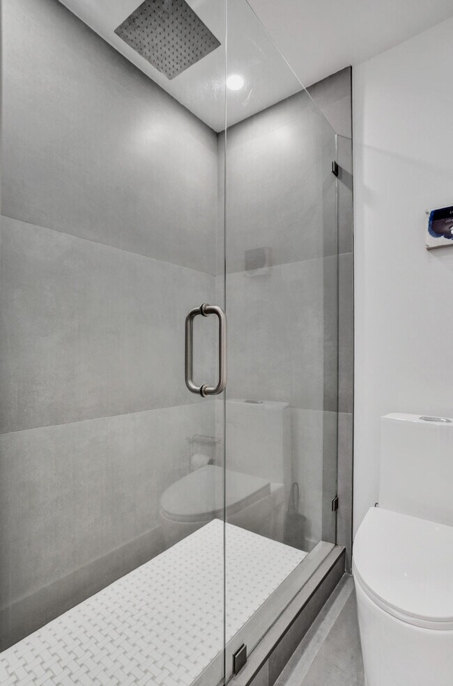 Building Photo - 6289 Bay Club Dr