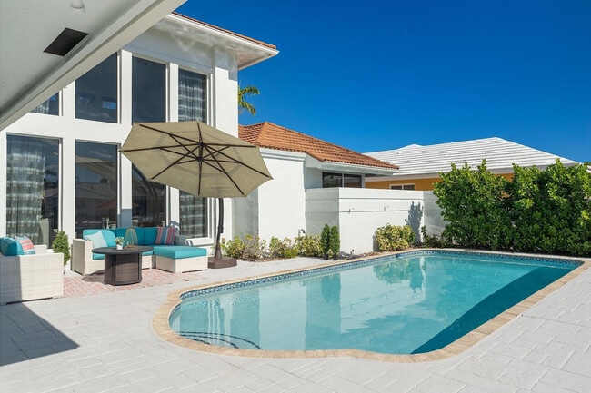 Building Photo - 3050 NE 43rd St