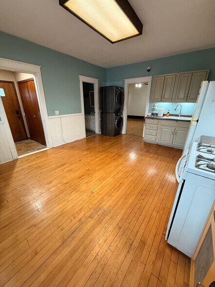 Building Photo - 869 Geranium Ave E