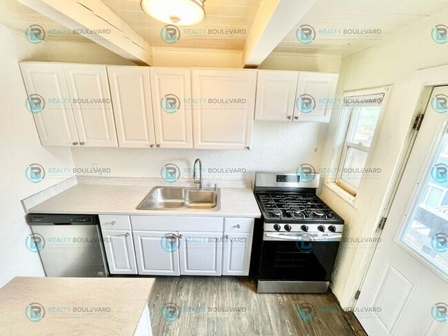 Building Photo - Amazing 2 Bedroom- Come see this adorable ...