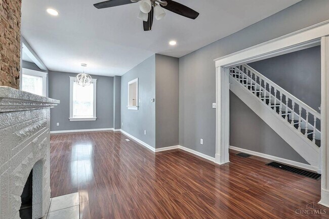 Building Photo - Beautifully refinished 3 bed 2 bath home in Evanston