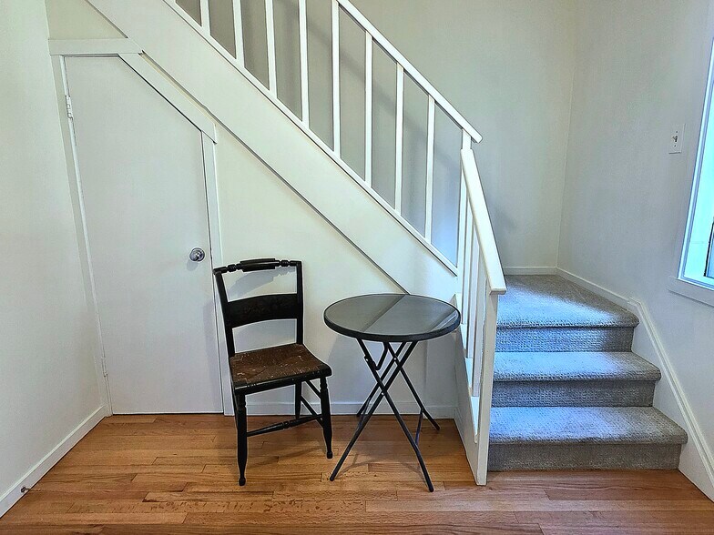 Building Photo - 563 Heritage Vlg