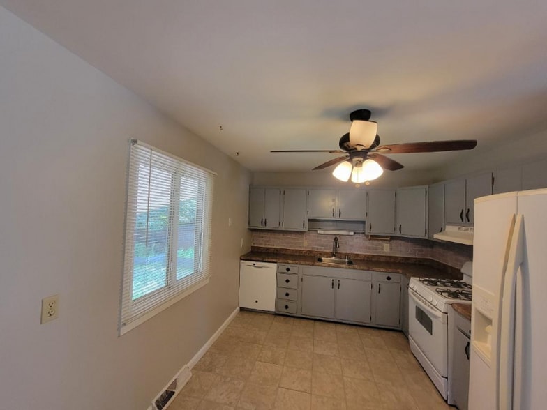 Building Photo - 3913 Alan Dr