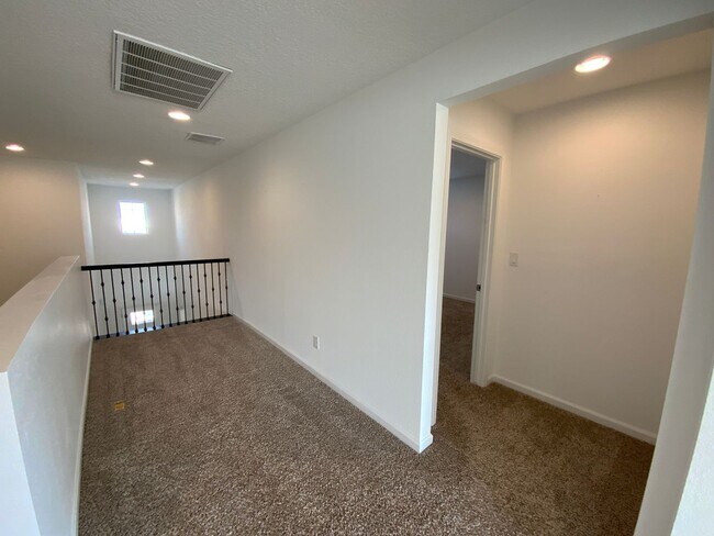 Building Photo - 5 Bedroom Luxury Home Available Near Louis...