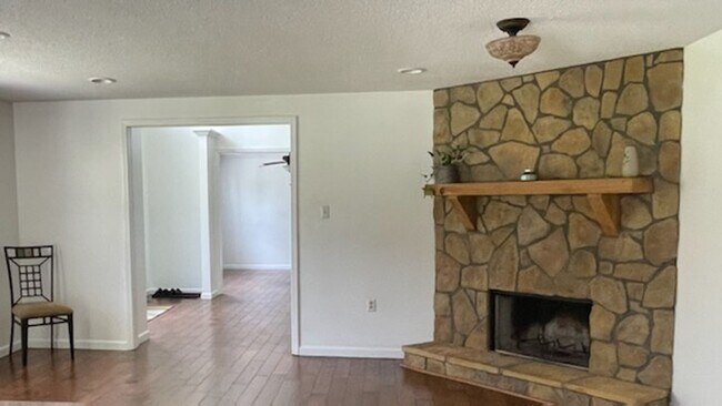 Building Photo - 179 Parker Ln