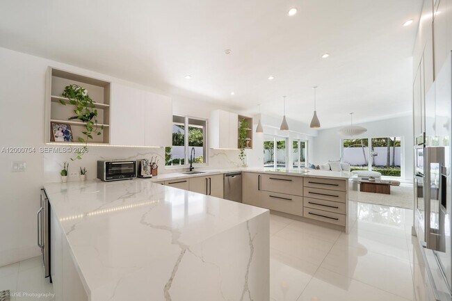 Building Photo - 1641 Tigertail Ave