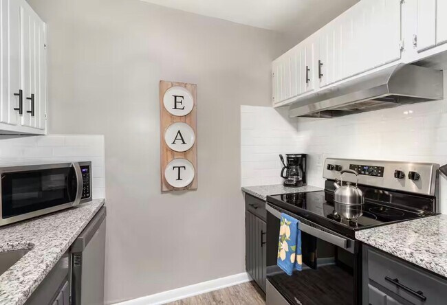 Building Photo - Beautiful Two Bedroom Apartment with Huge Yard Minutes From Hershey