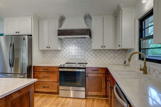 Building Photo - Coming Soon! - 9/24 Renovated Mid-Century ...