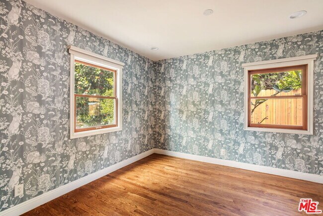 Building Photo - 1134 N Poinsettia Pl