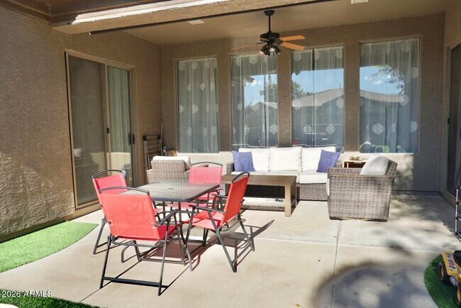 Building Photo - 571 W Locust Dr.