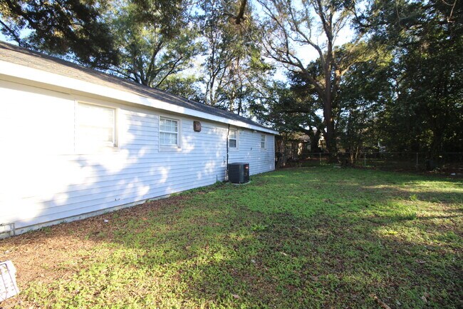 Building Photo - 3BR/2BA Home with Bonus Room & Fenced Yard...