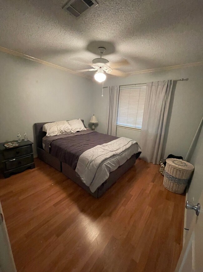 Building Photo - 2703 Walnut Hollow St