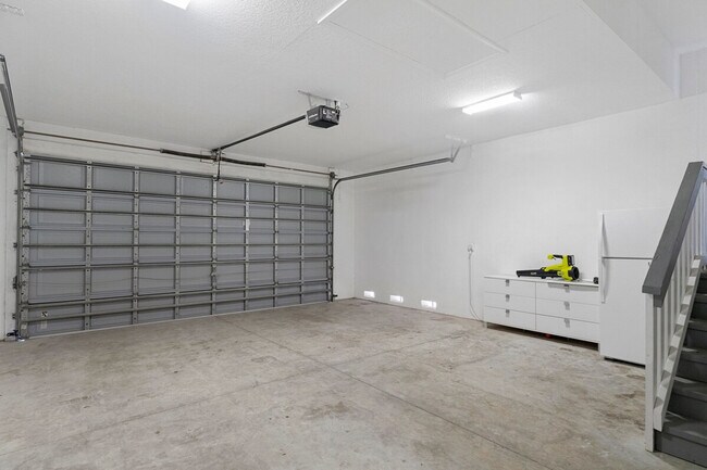 Building Photo - 4810 S Amstel Dr