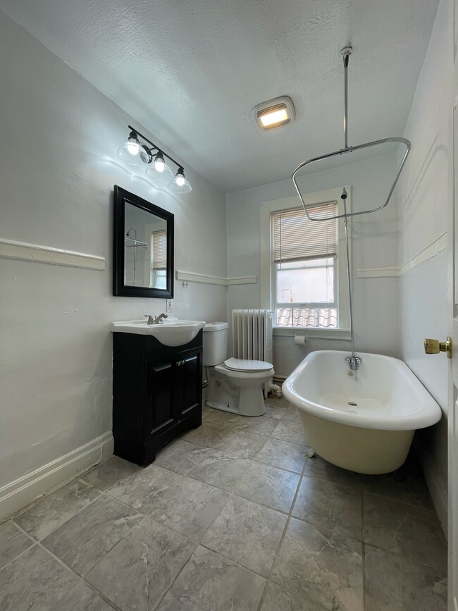 3rd floor bathroom, looking from doorway - 5859 Nicholson St